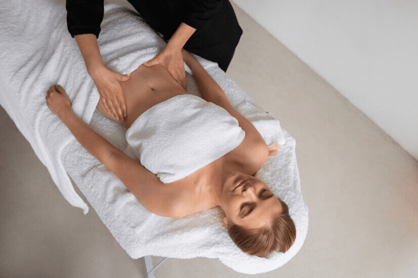 Мама нежно держит ножки новорожденного ребенка