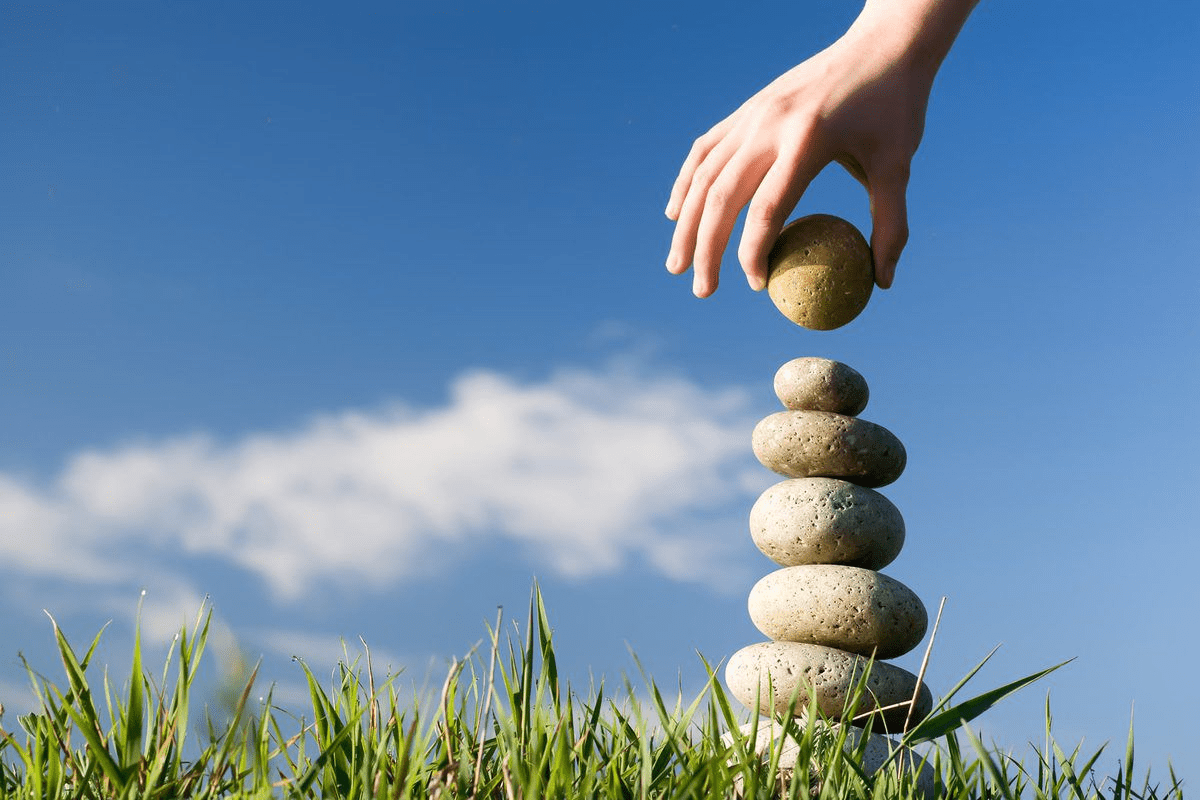 Женщина обнимает себя, проявляя самосострадание