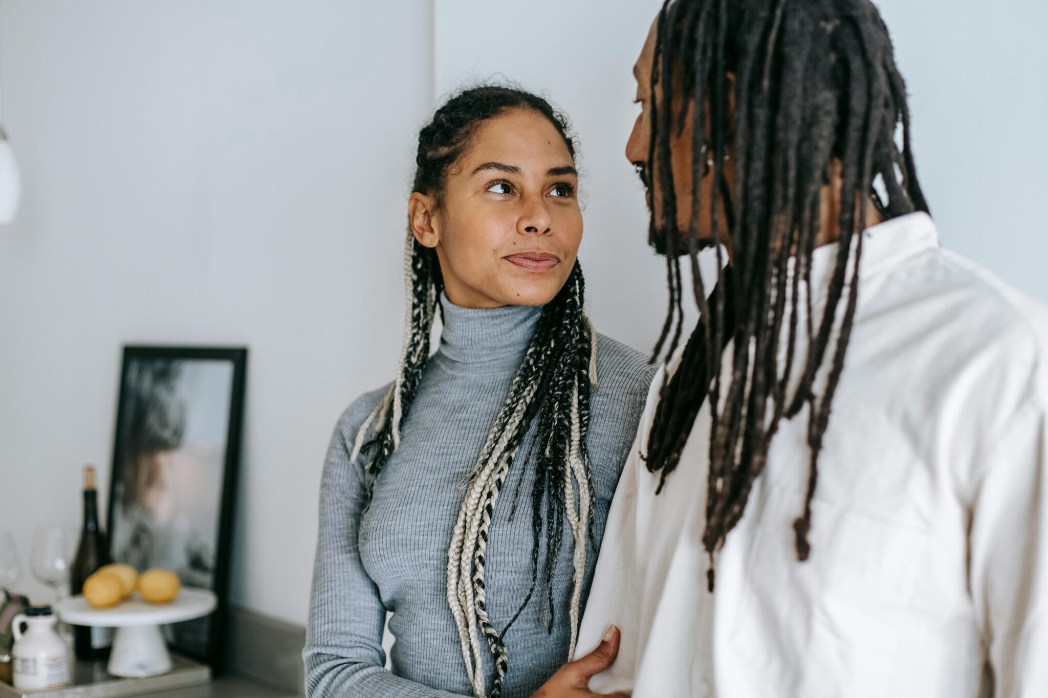 Девушка успокаивает подругу, держа её за руки